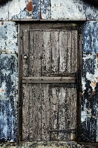 bow to build a single shed door